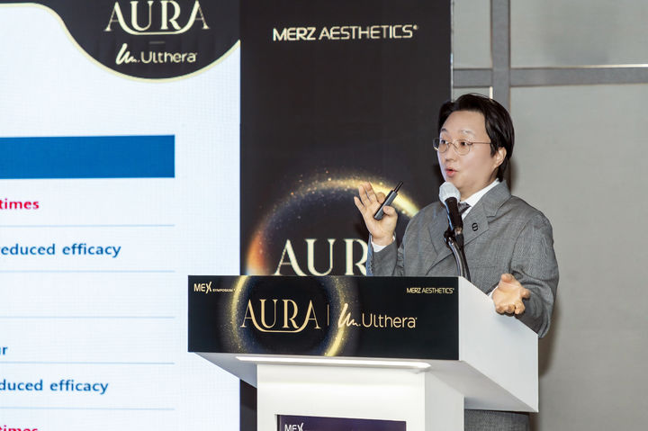 [서울=뉴시스] 압구정오라클피부과 박제영 원장이 강의를 하고 있다. (사진=멀츠 에스테틱스 코리아 제공) 2024.03.12. photo@newsis.com&nbsp; *재판매 및 DB 금지