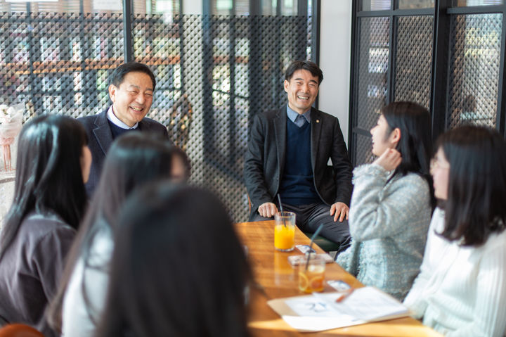 [창원=뉴시스] 더불어민주당 경남 창원시 진해구 황기철 후보가 청년들과 간담회를 갖고 있다. (사진=황기철 선거캠프 제공). 2024.03.12. photo@newsis.com *재판매 및 DB 금지