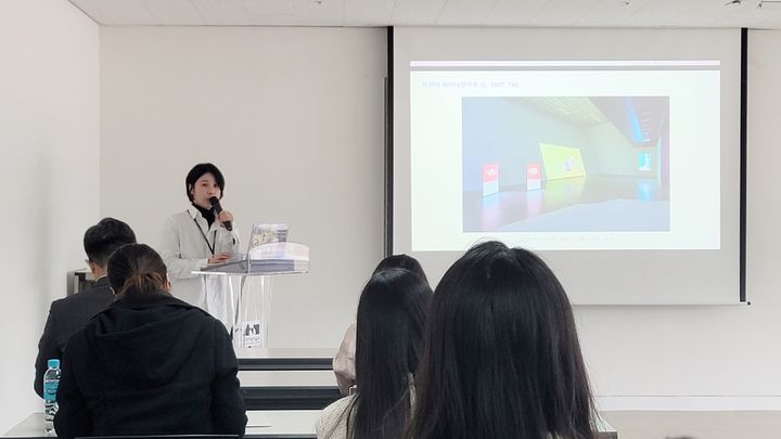 [수원=뉴시스] 박종대 기자 = 12일 오전 경기 수원시립미술관 교육실에서 학예사가 '당신을 사랑하지 않는 방법' 기획전에 참여하는 작가와 전시되는 작품들을 설명하고 있다. 2024.03.12. pjd@newsis.com *재판매 및 DB 금지