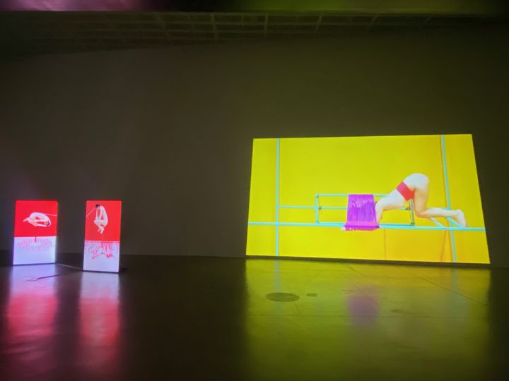 [수원=뉴시스] 태국 작가 카위타 바타나얀쿠르가 출품한 '회전하는 바퀴', '셔틀' 작품. (사진=수원시립미술관 제공) 2024.03.12. photo@newsis.com *재판매 및 DB 금지