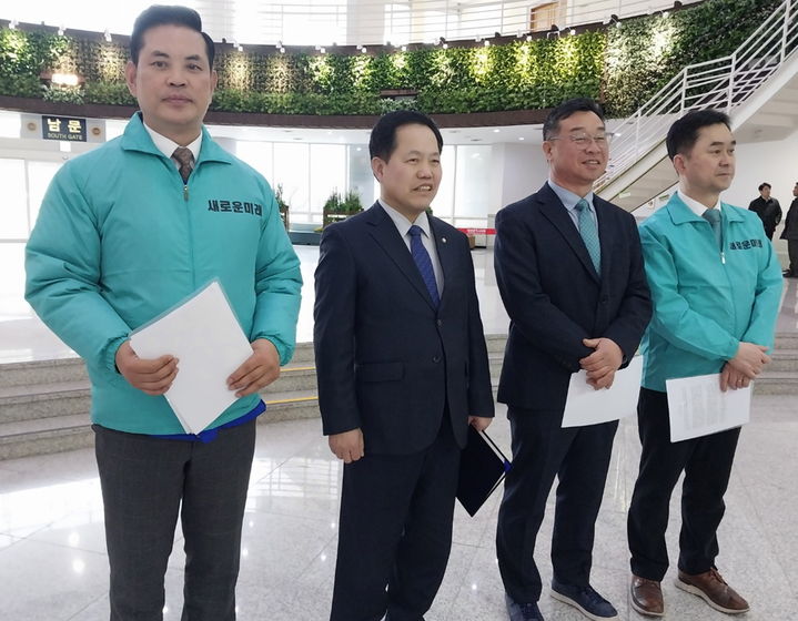 [대전=뉴시스] 조명휘 기자 = 윤양수(왼쪽 두번째) 대전 중구의회 의장과 홍종원(오른쪽 두번째) 전 대전시의원이 12일 오후 대전시의회 로비서 회견을 열고 새로운미래 입당을 선언하고 있다. 2024.03.12. photo@newsis.com *재판매 및 DB 금지