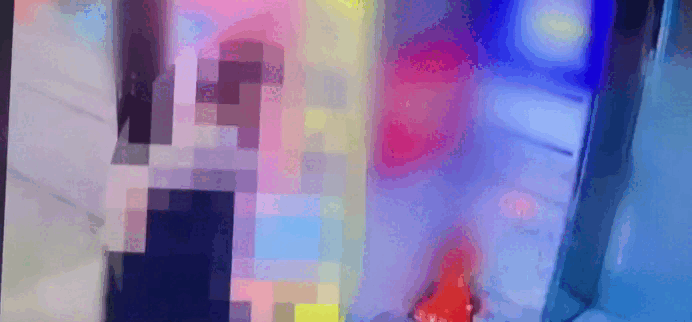 [서울=뉴시스] 불 켜진 엘리베이터 앞에서 노상방뇨를 하는 여성의 모습이 포착돼 충격을 주고 있다. (사진=JTBC '사건반장' 보도화면) *재판매 및 DB 금지