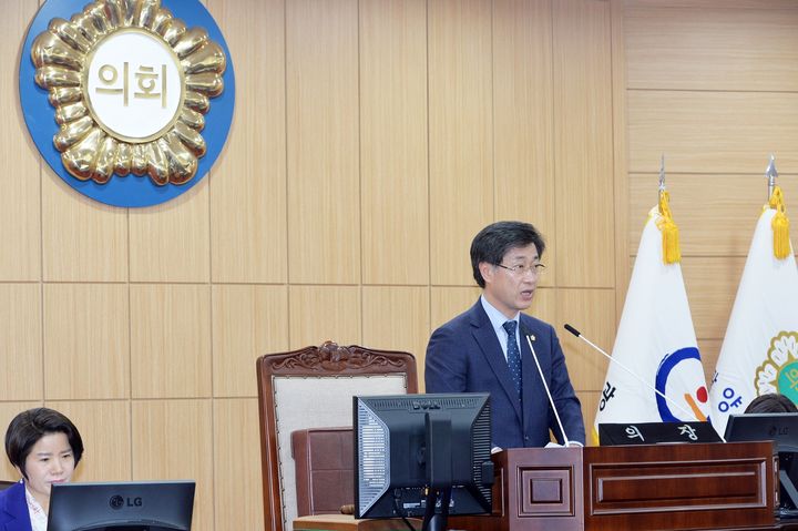 [광양=뉴시스] 12일 전남 광양시의회 본회의장에서 서영배 의장이 제325회 임시회 폐회를 선언하고 있다. (사진=광양시의회 제공) 2024.03.12. photo@newsis.com *재판매 및 DB 금지