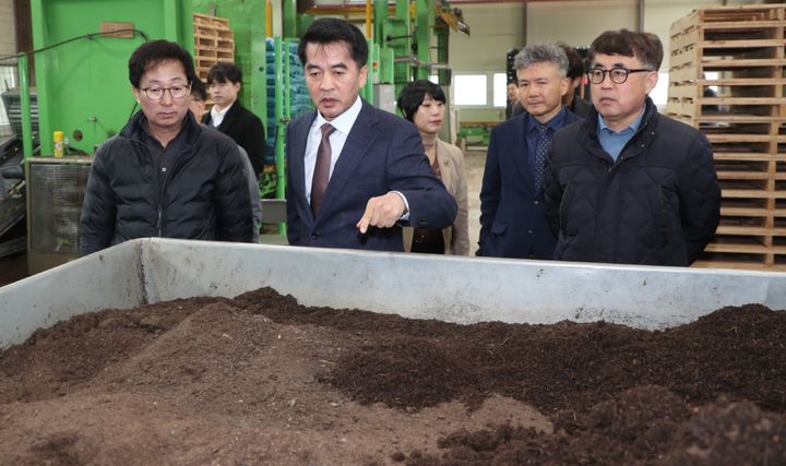 [보은=뉴시스] 안성수 기자 = 11일 최재형 충북 보은군수가 가축분뇨처리시설 선진지 견학을 위해 전북 정읍시에 위치한 샘골농협 가축분뇨자원화센터를 찾아 설명을 듣고 있다. (사진=보은군 제공) 2024.3.12. photo@newsis.com *재판매 및 DB 금지