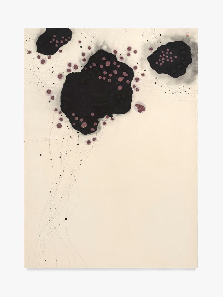 갤러리현대 김민정, Moon in the sun, 2004, Ink and watercolor on mulberry Hanji paper, 186 x 135 cm. 어린 시절부터 서예와 수채화를 공부했으며, 홍익대 회화과 학부와 동대학원에서 동양화를 전공하고, 이탈리아 밀라노의 브레라국립미술원에서 유학했다. 유럽에서 미술을 공부하며 콘스탄틴 브랑쿠시, 브라이스 마든, 칼 안드레 등과 같은 미술가들에 깊은 영감을 받았다. 2023년 김민정은 7번째 레이디디올아트의 작가로 선정되어 디올과의 콜라보레이션을 진행했다.  작품은 뉴욕의 메트로폴리탄미술관, 토리노의 폰다치오네 팔라초브리케라시오, 코펜하겐의 스비닌겐미술관, 런던의 영국박물관, 댈러스의 댈러스미술관, 프로비던스의 RISD미술관 등의 수많은 주요 예술 기관에 소장되어 있다. *재판매 및 DB 금지