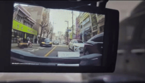 [서울=뉴시스] 고급 스포츠카를 역주행으로 추월하려다 접촉 사고를 일으킨 운전자가 되레 '보험사기'를 주장했다는 사연이 알려졌다. (사진=온라인 커뮤니티 '보배드림') *재판매 및 DB 금지