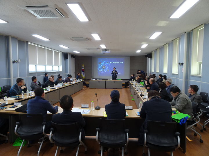 [울산=뉴시스] 한국수력원자력 새울원자력본부(본부장 소유섭)는 12일 울산 울주군 청량읍 행정복지센터 대회의실에서 청량읍 이장단을 대상으로 ‘찾아가는 방사능 방재 교육’을 시행했다고 밝혔다. 2024.03.12. (사진= 새울원자력 제공)photo@newsis.com *재판매 및 DB 금지