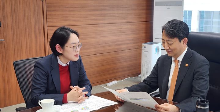 조지연 예비후보(왼쪽)와 안덕근 산업통상자원부 장관 면담 *재판매 및 DB 금지