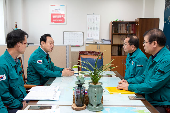 [통영=뉴시스] 통영시는 지난 9일 욕지도 해상에서 발생한 제주선적 20t급 근해연승어선 제2해신호 전복사고와 관련, 시청 제2청사에 재난안전대책본부를 가동하고 있다. 사진은 제주시장이 재난안전대책본부를 방문해 천영기 통영시장(왼쪽 두번째)과 대책을 협의하고 있다. (사진=통영시 제공) 2024.03.12. photo@newsis.com *재판매 및 DB 금지