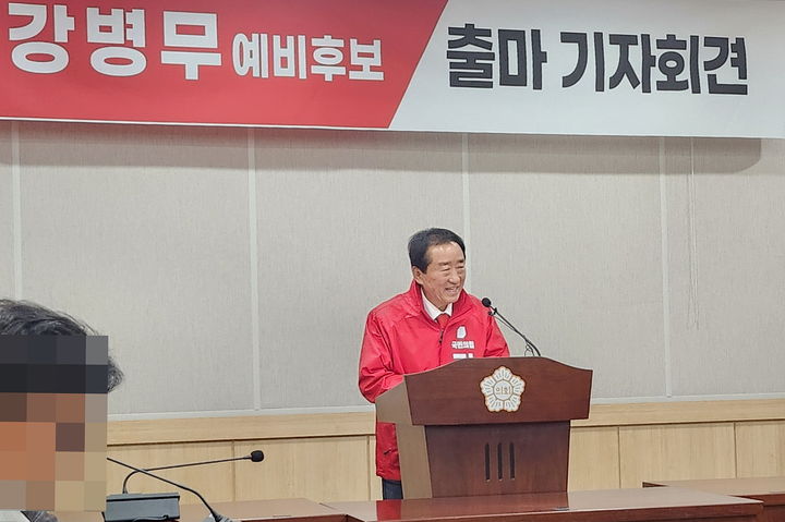 12일 남원시의회 브리핑룸에서 국민의힘 강병무 예비후보가 출마 기자회견을 하고 있다. *재판매 및 DB 금지