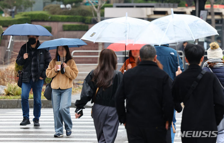 [서울=뉴시스] 황준선 기자 = 비가 내린 12일 오전 서울 중구 을지로에서 우산을 쓴 시민들이 발걸음을 옮기고 있다. 2024.03.12. hwang@newsis.com