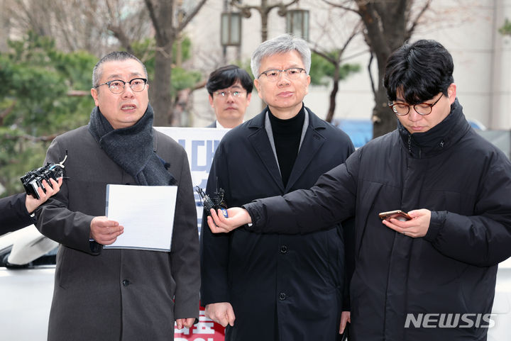 [서울=뉴시스] 고승민 기자 = 박명하(왼쪽부터) 대한의사협회 비상대책위원회 조직위원장과 김택우 의협 비상대책위원장이 12일 전공의 파업 관련 조사를 받기 위해 서울경찰청 광역수사단으로 출석하던 중 입장을 밝히고 있다. 2024.03.12. kkssmm99@newsis.com