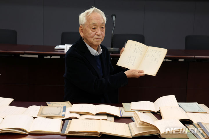 [서울=뉴시스] 박진희 기자 = 박동규(박목월 시인의 장남) 서울대 명예교수가 12일 서울 중구 프레스센터에서 박목월 시인의 비발표 육필 시작품 노트를 공개하고 있다. 2024.03.12. pak7130@newsis.com