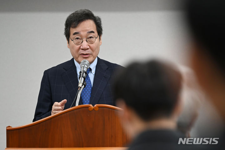 [광주=뉴시스] 이영주 기자 = 이낙연 새로운미래 공동대표가 12일 오전 광주 북구 전주이씨 종친회 간담회장에서 출마 관련 입장을 밝히고 있다. 2024.03.12. leeyj2578@newsis.com