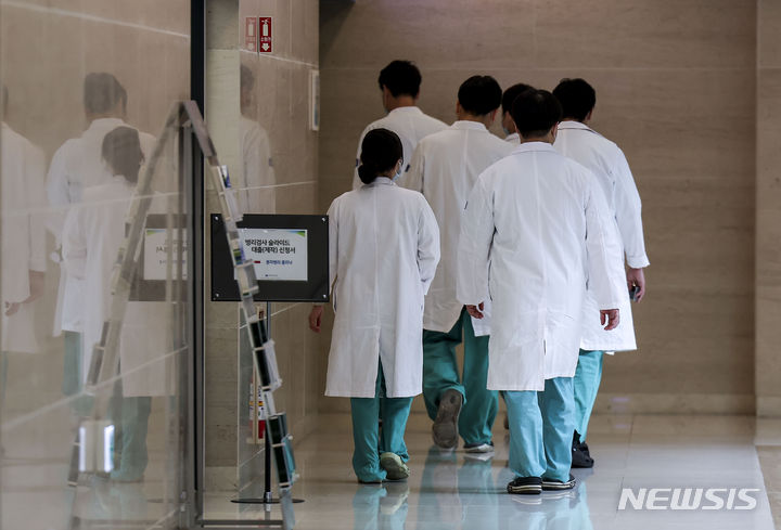 [서울=뉴시스] 정병혁 기자 = 전공의들의 의료현장 이탈이 장기화되는 가운데 12일 서울시내 대학병원에서 의료진들이 이동하고 있다. 2024.03.12. jhope@newsis.com