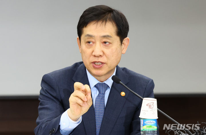 [서울=뉴시스] 황준선 기자 = 김주현 금융위원장이 12일 오전 서울 중구 은행연합회에서 열린 서민·소상공인 신속 신용회복지원 시행 행사에서 발언하고 있다. 2024.03.12. hwang@newsis.com