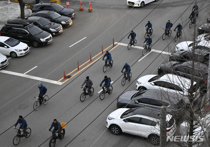 [영암=뉴시스] 박기웅 기자 = 전남 영암군 삼호읍 한 도로에서 외국인 근로자들이 이른 아침 출근하고 있는 모습. (뉴시스 DB) 2024.03.12. pboxer@newsis.com