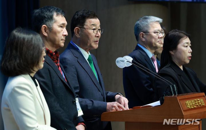 [서울=뉴시스] 고범준 기자 = 김상균 공론화위원장이 지난달 12일 오후 서울 여의도 국회 소통관에서 국회 연금개혁특별위원회 공론화위원회 의제숙의단 워크숍 주요 결과 브리핑을 하고 있는 모습 . 2024.03.12. bjko@newsis.com