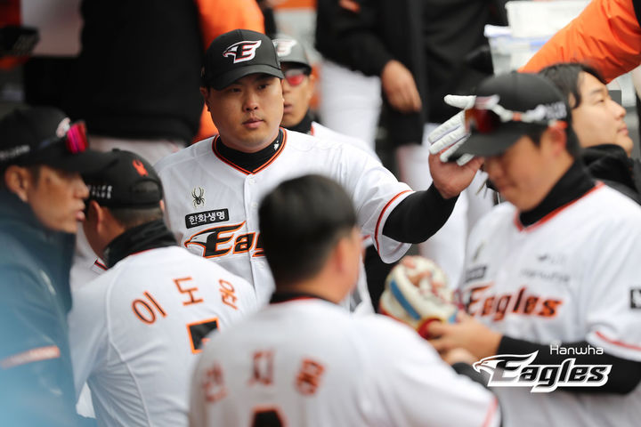 [서울=뉴시스] 12일 대전 중구 한화생명 이글스파크에서 열린 프로야구 2024 신한은행 SOL KBO리그 한화 이글스와 기아 타이거즈 시범경기에서 한화 류현진이 코치진과 하이파이브를 하고 있다. (사진=한화이글스 제공) 2024.03.12. photo@newsis.com *재판매 및 DB 금지
