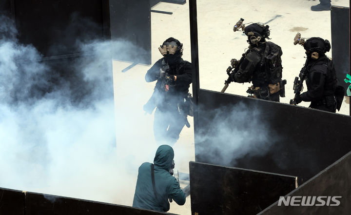 [부산=뉴시스] 하경민 기자 = 12일 부산 중구 옛 연안여객터미널에서 열린 '부산항 통합방호훈련'에 참가한 육군 53사단 군사경찰 대테러특임대가 건물을 장악한 테러범을 제압하고 있다. 이날 훈련에는 53사단과 부산시 등 17개 유관기관에서 200여 명이 동원돼 적 도발에 대비한 부산항 중요시설 방위를 위한 협조체게를 점검했다. 2024.03.12. yulnetphoto@newsis.com