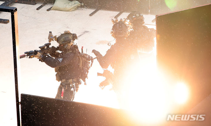 [부산=뉴시스] 하경민 기자 = 12일 부산 중구 옛 연안여객터미널에서 열린 '부산항 통합방호훈련'에 참가한 육군 53사단 군사경찰 대테러특임대가 건물을 장악한 테러범을 제압하기 위해 연막탄을 터뜨리고 있다. 이날 훈련에는 53사단과 부산시 등 17개 유관기관에서 200여 명이 동원돼 적 도발에 대비한 부산항 중요시설 방위를 위한 협조체게를 점검했다. 2024.03.12. yulnetphoto@newsis.com