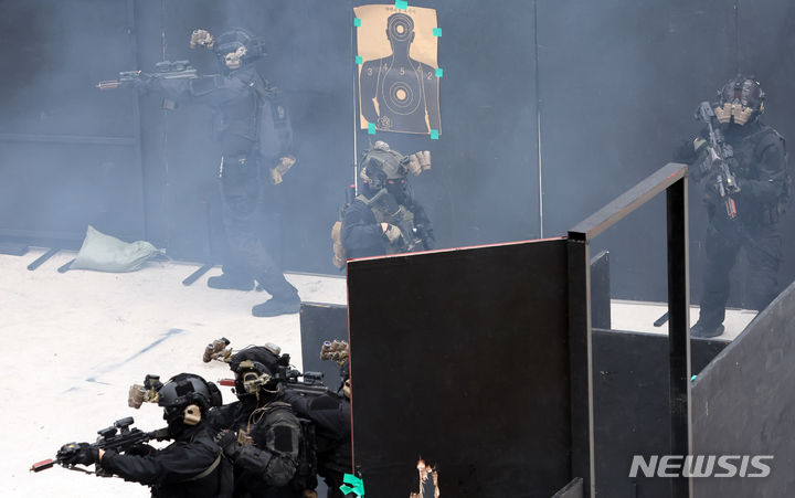 [부산=뉴시스] 하경민 기자 = 12일 부산 중구 옛 연안여객터미널에서 열린 '부산항 통합방호훈련'에 참가한 육군 53사단 군사경찰 대테러특임대가 건물을 장악한 테러범을 제압하고 있다. 이날 훈련에는 53사단과 부산시 등 17개 유관기관에서 200여 명이 동원돼 적 도발에 대비한 부산항 중요시설 방위를 위한 협조체게를 점검했다. 2024.03.12. yulnetphoto@newsis.com