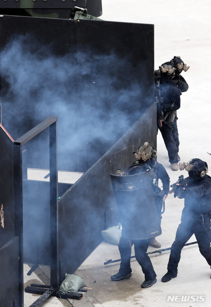 [부산=뉴시스] 하경민 기자 = 12일 부산 중구 옛 연안여객터미널에서 열린 '부산항 통합방호훈련'에 참가한 육군 53사단 군사경찰 대테러특임대가 건물을 장악한 테러범을 제압하고 있다. 이날 훈련에는 53사단과 부산시 등 17개 유관기관에서 200여 명이 동원돼 적 도발에 대비한 부산항 중요시설 방위를 위한 협조체게를 점검했다. 2024.03.12. yulnetphoto@newsis.com