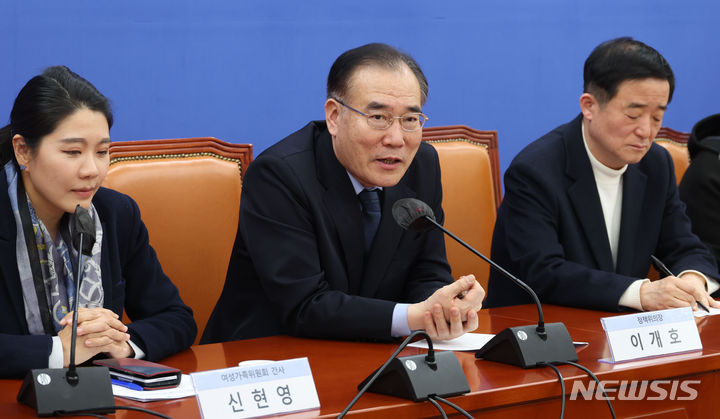 [서울=뉴시스] 조성봉 기자= 이개호 더불어민주당 정책위의장이 12일 오후 서울 여의도 국회에서 열린 '미래 세대의 주역인 청소년을 위한 공약 발표'에서 발언을 하고 있다. 2024.03.12. suncho21@newsis.com