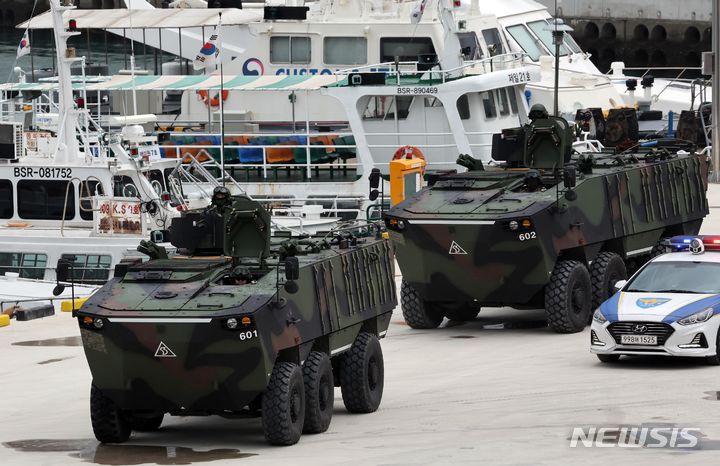 [부산=뉴시스] 하경민 기자 = 12일 부산 중구 옛 연안여객터미널에서 열린 '부산항 통합방호훈련'에 참가한 육군 53사단 장갑차량이 출동하고 있다. 이날 훈련에는 53사단과 부산시 등 17개 유관기관에서 200여 명이 동원돼 적 도발에 대비한 부산항 중요시설 방위를 위한 협조체게를 점검했다. 2024.03.12. yulnetphoto@newsis.com
