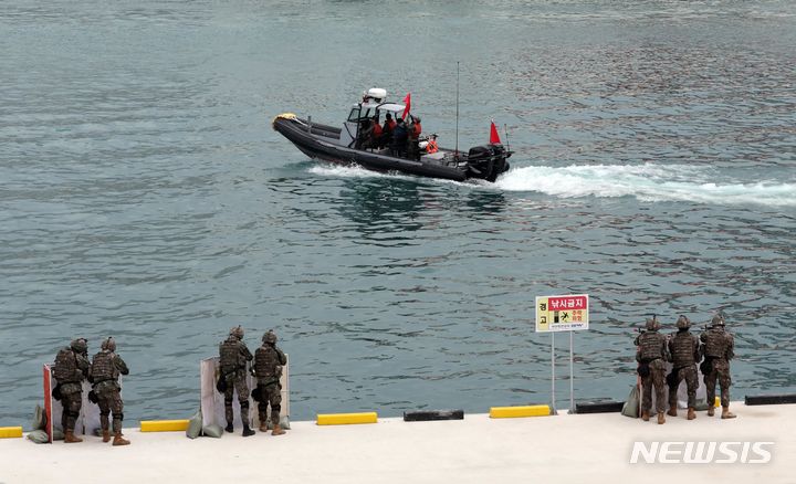 [부산=뉴시스] 하경민 기자 = 12일 부산 중구 연안여객터미널에서 열린 '부산항 통합방호훈련'에 참가한 육군 53사단 장병들이 해상으로 침투하는 태러범 보트에 대해 집중사격을 하고 있다. 이날 훈련에는 53사단과 부산시 등 17개 유관기관에서 200여 명이 동원돼 적 도발에 대비한 부산항 중요시설 방위를 위한 협조체게를 점검했다. 2024.03.12. yulnetphoto@newsis.com