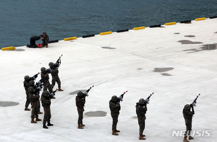 [부산=뉴시스] 하경민 기자 = 12일 부산 중구 연안여객터미널에서 열린 '부산항 통합방호훈련'에 참가한 육군 53사단 장병들이 적 무인기 출현에 맞서 대공사격을 실시하고 있다. 이날 훈련에는 53사단과 부산시 등 17개 유관기관에서 200여 명이 동원돼 적 도발에 대비한 부산항 중요시설 방위를 위한 협조체게를 점검했다. 2024.03.12. yulnetphoto@newsis.com