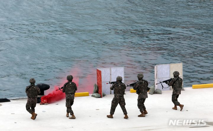 [부산=뉴시스] 하경민 기자 = 12일 부산 중구 연안여객터미널에서 열린 '부산항 통합방호훈련'에 참가한 육군 53사단 장병들이 수색을 펼치고 있다. 이날 훈련에는 53사단과 부산시 등 17개 유관기관에서 200여 명이 동원돼 적 도발에 대비한 부산항 중요시설 방위를 위한 협조체게를 점검했다. 2024.03.12. yulnetphoto@newsis.com