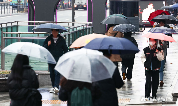 [서울=뉴시스] 김근수 기자 = 비가 내리는 지난 12일 오후 서울 강남구 강남역 사거리 인근에서 우산을 쓴 시민들이 이동하고 있다. 2024.03.12. ks@newsis.com