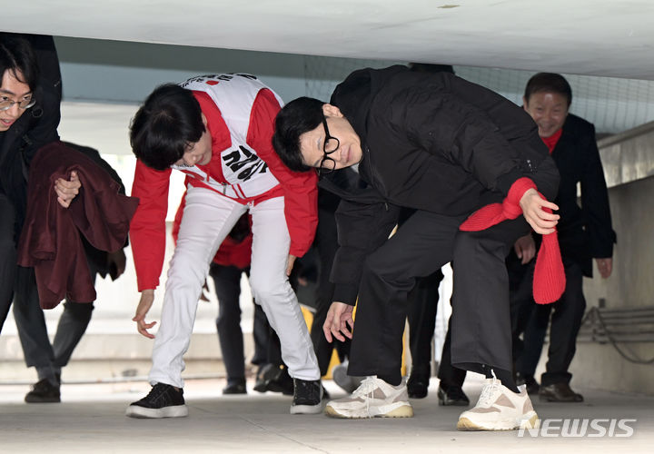 [서울=뉴시스] 이영환 기자= 한동훈 국민의힘 비상대책위원장이 12일 철도 지하화 공약 발표를 위해 서울 영등포역 고가차도 밑을 지나고 있다.(공동취재) 2024.03.12. photo@newsis.com