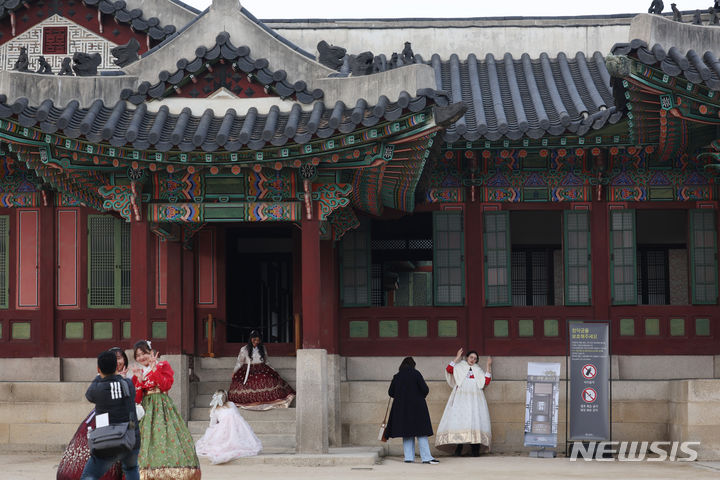 [서울=뉴시스] 김진아 기자 = 12일 서울 종로구 창덕궁의 창호가 활짝 열려 있다. 문화재청 궁능유적본부는 오는 16일까지 창덕궁 건물의 창호를 개방하는 ‘창덕궁 빛·바람들이기’행사를 연다. 2024.03.12. bluesoda@newsis.com