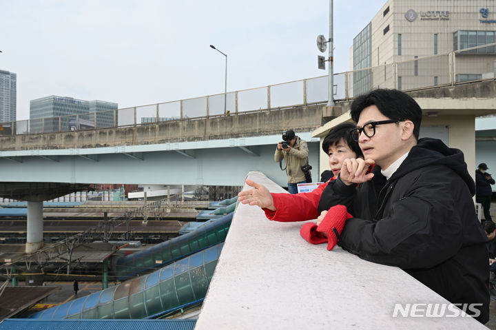 [서울=뉴시스] 이영환 기자= 한동훈 국민의힘 비상대책위원장이 12일 서울 영등포역 옥상에서 김영주 영등포갑 국회의원 후보와 철길을 바라보며 대화하고 있다.(공동취재) 2024.03.12. photo@newsis.com