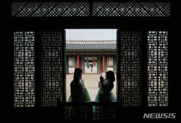 [서울=뉴시스] 김진아 기자 = 12일 서울 종로구 창덕궁의 창호가 활짝 열려 있다. 문화재청 궁능유적본부는 오는 16일까지 창덕궁 건물의 창호를 개방하는 ‘창덕궁 빛·바람들이기’행사를 연다. 2024.03.12. bluesoda@newsis.com