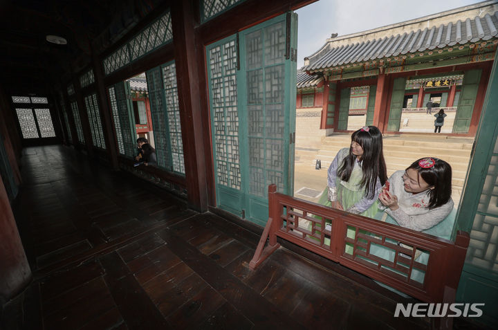 [서울=뉴시스] 김진아 기자 = 12일 서울 종로구 창덕궁의 창호가 활짝 열려 있다. 문화재청 궁능유적본부는 오는 16일까지 창덕궁 건물의 창호를 개방하는 ‘창덕궁 빛ㆍ바람들이기’행사를 연다. 2024.03.12. bluesoda@newsis.com