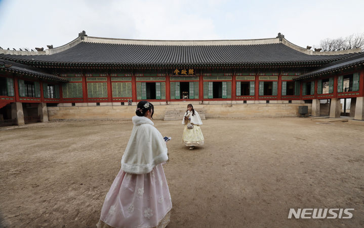 [서울=뉴시스] 김진아 기자 = 12일 서울 종로구 창덕궁의 창호가 활짝 열려 있다. 문화재청 궁능유적본부는 오는 16일까지 창덕궁 건물의 창호를 개방하는 ‘창덕궁 빛·바람들이기’행사를 연다. 2024.03.12. bluesoda@newsis.com