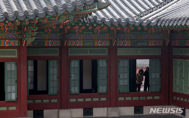 [서울=뉴시스] 김진아 기자 = 12일 서울 종로구 창덕궁의 창호가 활짝 열려 있다. 문화재청 궁능유적본부는 오는 16일까지 창덕궁 건물의 창호를 개방하는 ‘창덕궁 빛·바람들이기’행사를 연다. 2024.03.12. bluesoda@newsis.com