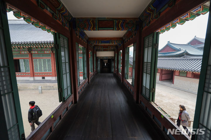 [서울=뉴시스] 김진아 기자 = 12일 서울 종로구 창덕궁의 창호가 활짝 열려 있다. 문화재청 궁능유적본부는 오는 16일까지 창덕궁 건물의 창호를 개방하는 ‘창덕궁 빛ㆍ바람들이기’행사를 연다. 2024.03.12. bluesoda@newsis.com