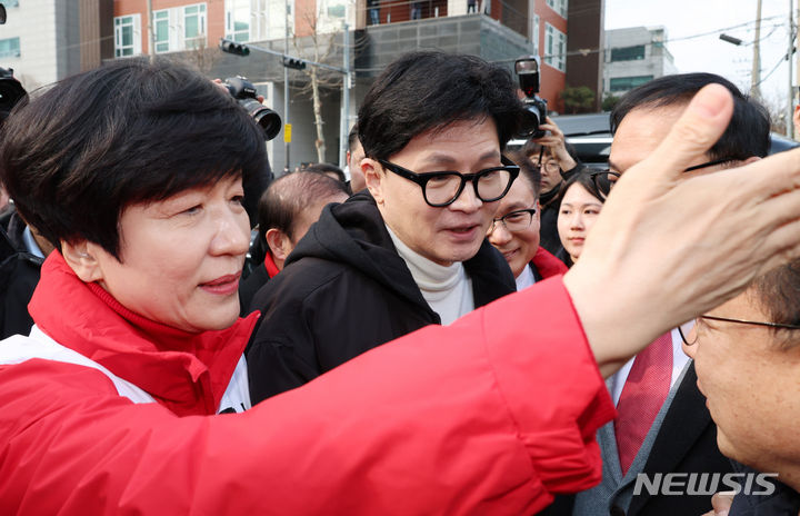 [서울=뉴시스] 이영환 기자 = 한동훈 국민의힘 비상대책위원장이 12일 오후 서울 영등포구 타임스퀘어 광장에 도착해 김영주 영등포갑 후보의 안내를 받으며 단상으로 향하고 있다. 2024.03.12. 20hwan@newsis.com