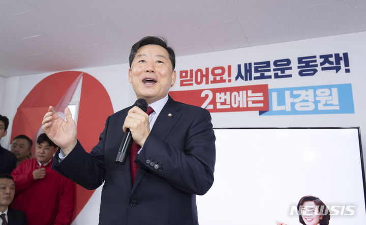 [서울=뉴시스] 추상철 기자 = 이철규 국민의힘 인재영입위원장이 지난 12일 오후 서울 동작구에 문을 연 나경원 후보 선거사무소 개소식에서 축사를 하고 있다. (공동취재) 2024.03.12. photo@newsis.com