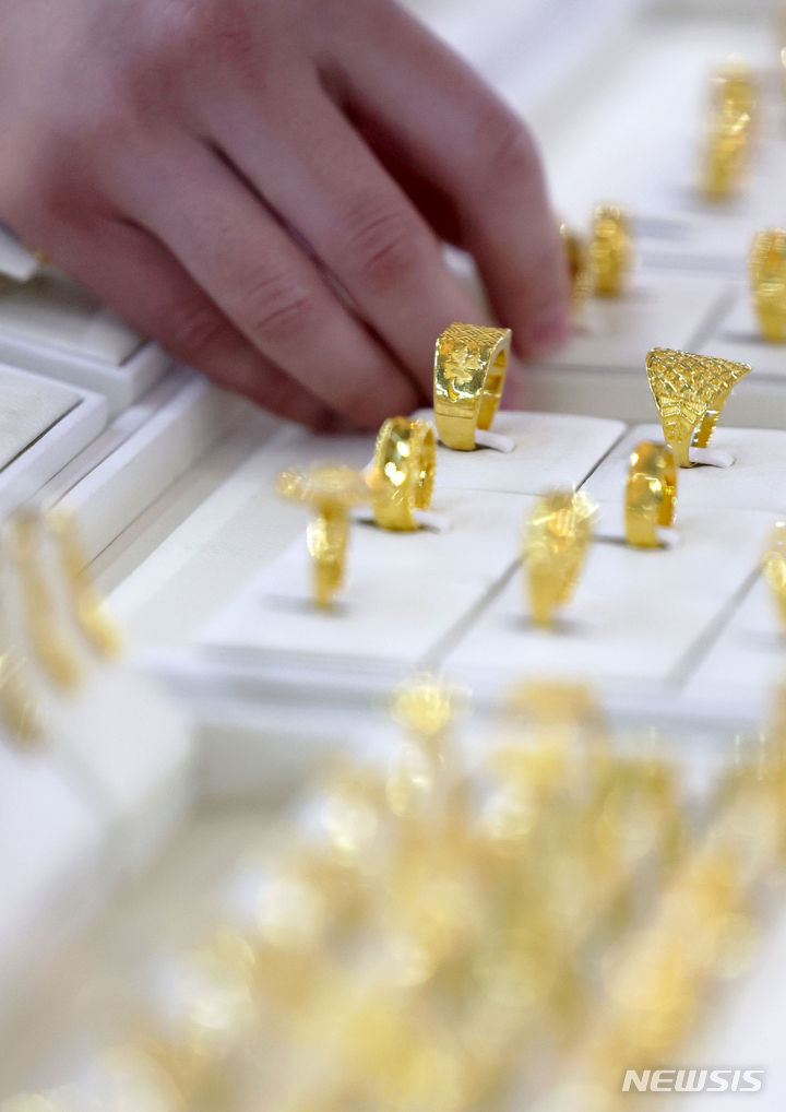 [서울=뉴시스] 3일(현지시각) 국제 금 선물 가격이 사상 처음으로 온스당 2300달러를 넘어섰다. 사진은 지난달 서울 종로구 한국금거래소에서 금이 판매되고 있는 모습. 2024.04.04.