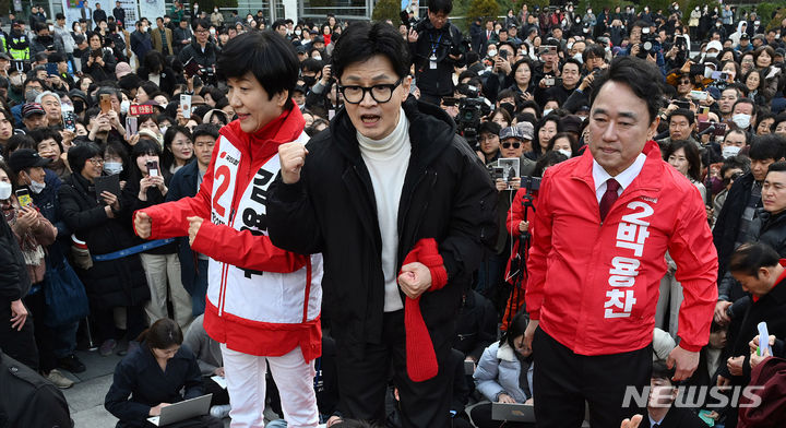 [서울=뉴시스] 이영환 기자 = 한동훈 국민의힘 비상대책위원장이 12일 오후 서울 영등포구 타임스퀘어 광장에서 시민들에게 김영주(영등포갑)·박용찬(영등포을) 후보의 지지를 호소하고 있다. (공동취재) 2024.03.12. photo@newsis.com