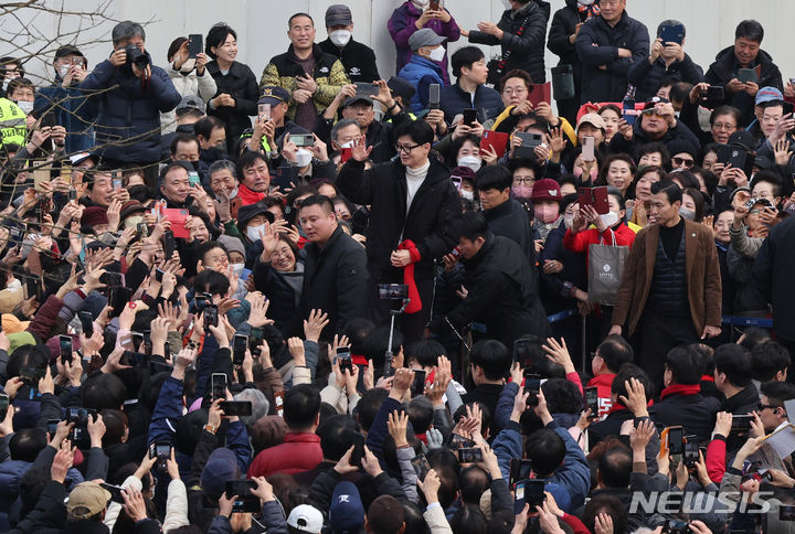 [서울=뉴시스] 이영환 기자 = 한동훈 국민의힘 비상대책위원장이 12일 오후 서울 영등포구 타임스퀘어 광장에서 시민들과 인사를 나누고 있다. (공동취재) 2024.03.12. photo@newsis.com