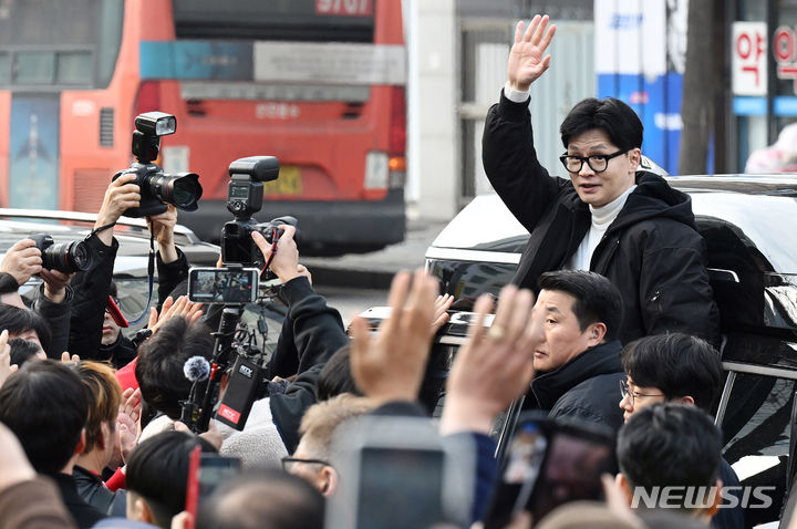 [서울=뉴시스] 이영환 기자 = 한동훈 국민의힘 비상대책위원장이 12일 오후 서울 영등포구 타임스퀘어 광장에 도착해 시민들을 향해 인사를 하고 있다. (공동취재) 2024.03.12. photo@newsis.com
