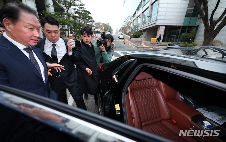 [서울=뉴시스] 최진석 기자 = 최태원 SK그룹 회장이 12일 오후 서울 서초구 서울고등법원에서 열린 최태원-노소영 이혼 소송 항소심 1차변론을 마친 뒤 차량에 탑승하고 있다. 2024.03.12. myjs@newsis.com