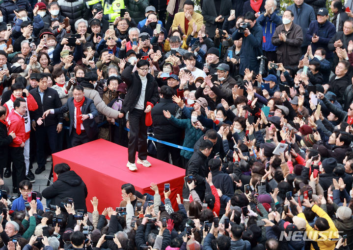 [서울=뉴시스] 이영환 기자 = 한동훈 국민의힘 비상대책위원장이 12일 오후 서울 영등포구 타임스퀘어 앞 광장에서 시민들에게 인사하고 있다. (공동취재) 2024.03.12. photo@newsis.com