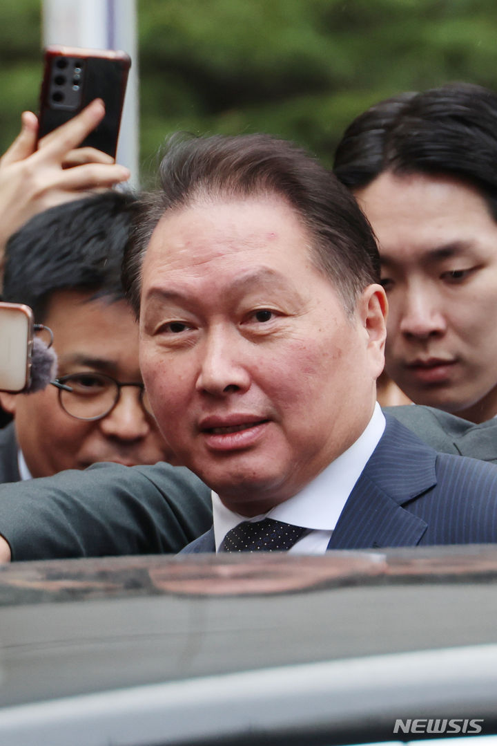 [서울=뉴시스] 최진석 기자 = 최태원 SK그룹 회장이 12일 오후 서울 서초구 서울고등법원에서 열린 최태원-노소영 이혼 소송 항소심 1차변론을 마친 후 차량에 탑승하고 있다. (공동취재) 2024.03.12. photo@newsis.com